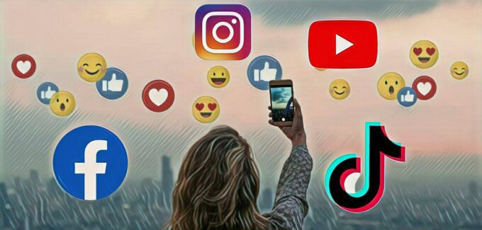 ** وصف الصورة بالإنجليزية: "شباب يستخدمون السوشل ميديا"