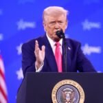 صورة لشخص يصدر تأشيرة دخول إلى الولايات المتحدة الأمريكية.