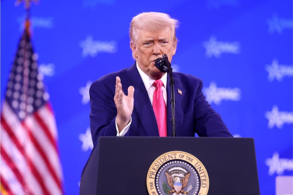 صورة لشخص يصدر تأشيرة دخول إلى الولايات المتحدة الأمريكية.