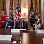 ** صورة للرئيس الأمريكي دونالد ترامب يلمح إلى خريطة العالم.