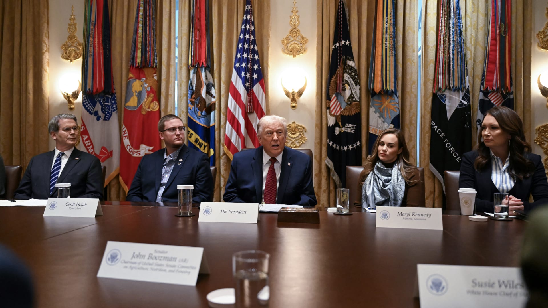 ** صورة للرئيس الأمريكي دونالد ترامب يلمح إلى خريطة العالم.