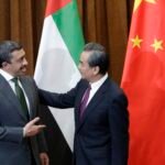 صورة لوزير الخارجية الإماراتي الشيخ عبدالله بن زايد آل نهيان ووزير الخارجية الصيني وانغ يي.