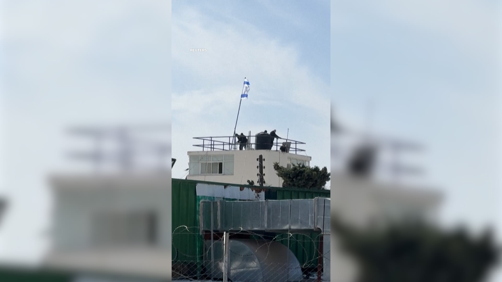 ** صورة لشرطة إسرائيلية تداهم مقر الأونروا في القدس الشرقية.