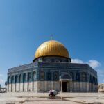 ** صورة لأديس أبابا، عاصمة إثيوبيا، مع كلمة "المغرب" مكتوبة باللغة العربية.