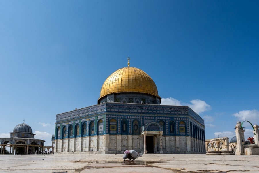 ** صورة لأديس أبابا، عاصمة إثيوبيا، مع كلمة "المغرب" مكتوبة باللغة العربية.