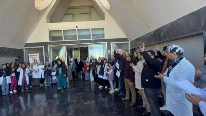 صورة لشغيلة الصحة بجهة درعة تافيلالت في حالة من التذمر والغضب.