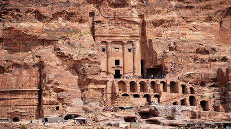 صورة لمحرر ويب مغربي يقرأ خبر.