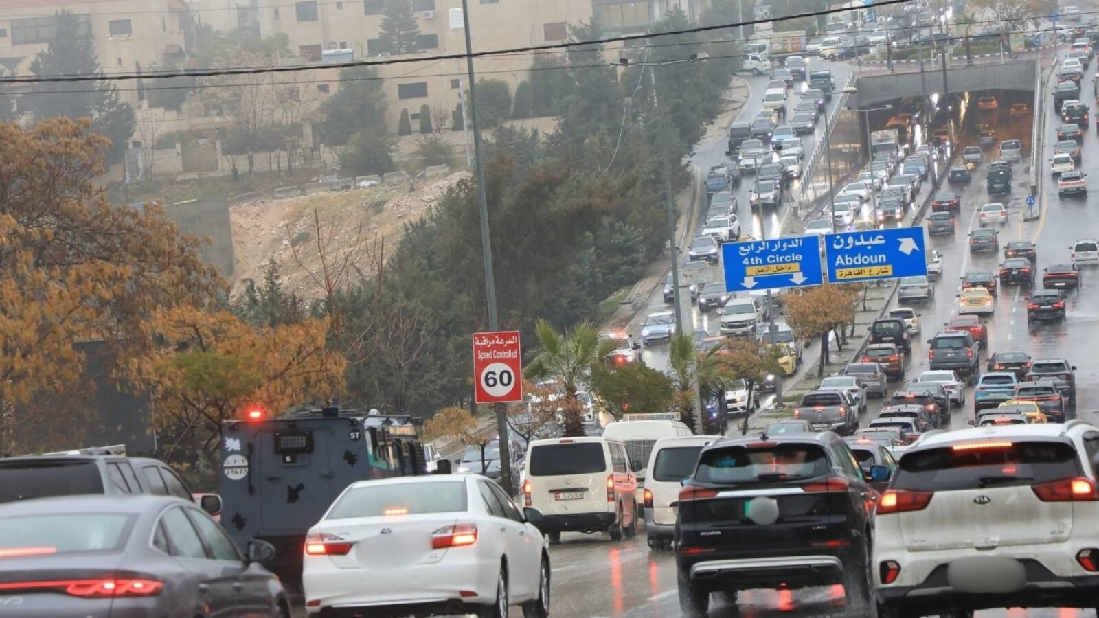 الأردن يودع 2024 ببرودة ويستقبل 2025 بمنخفض جوي وأمطار غزيرة 3 صورة لأمطار تهطل في العاصمة عمان مع أجواء غائمة