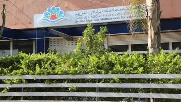 صورة لشخص يرتدي زيًّا ويعمل على إصلاح الآبار المائية.