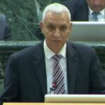 صورة للنائب حسين العموش خلال مناقشة قانون المعاملات الإلكترونية في المجلس النيابي.