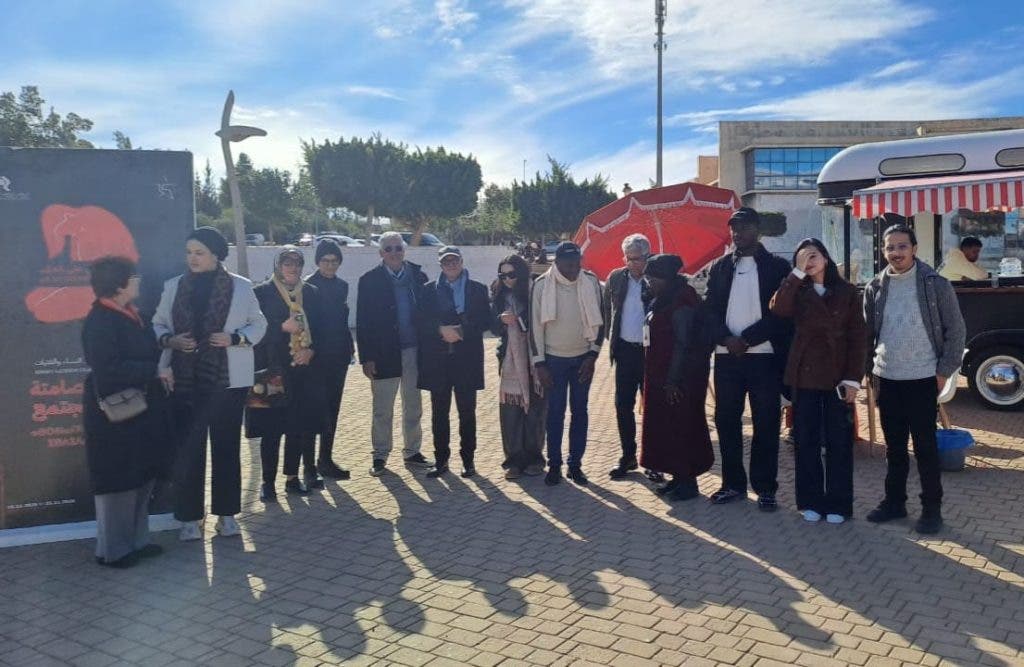 مجموعة من النساء يشاركن في فعالية توعية ضد العنف الرقمي.