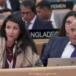 صورة للقفطان المغربي مع وصف بالإنجليزية.