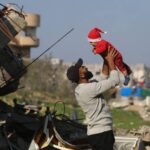 صورة تعبيرية لأوضاع الحياة الصعبة في قطاع غزة، تعكس الأزمة الإنسانية والديموغرافية.