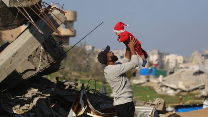 صورة تعبيرية لأوضاع الحياة الصعبة في قطاع غزة، تعكس الأزمة الإنسانية والديموغرافية.