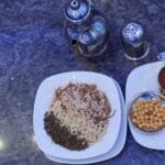 ** صورة وجبة الكشري مع مكوناتها.