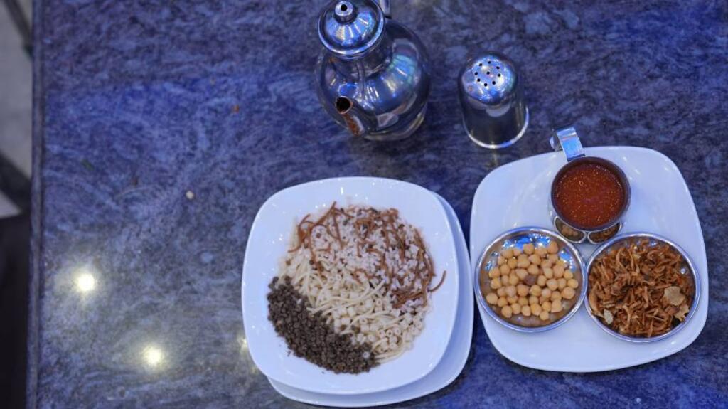 ** صورة وجبة الكشري مع مكوناتها.