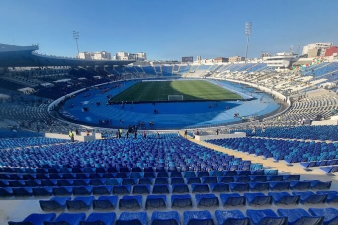 ملعب كروي كبير يحتضن مباريات كرة القدم.