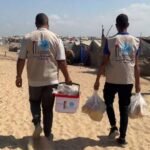 وجبات المنسف الأردني توزع على العائلات النازحة في خان يونس بقطاع غزة.