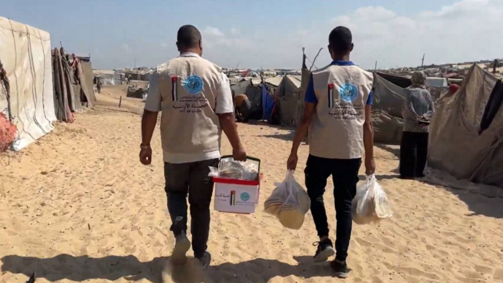 المنسف في خان يونس: مبادرة أردنية تبعث الأمل مع مطلع العام الجديد 3 وجبات المنسف الأردني توزع على العائلات النازحة في خان يونس بقطاع غزة.