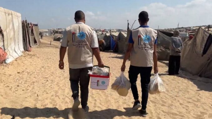 وجبات المنسف الأردني توزع على العائلات النازحة في خان يونس بقطاع غزة.