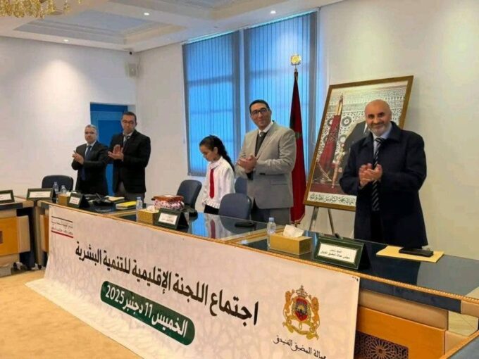 وصف الصورة: صورة للمضيق الفنيدق، حيث يظهر عامل الإقليم يفتتح اجتماع اللجنة الإقليمية للتنمية البشرية.