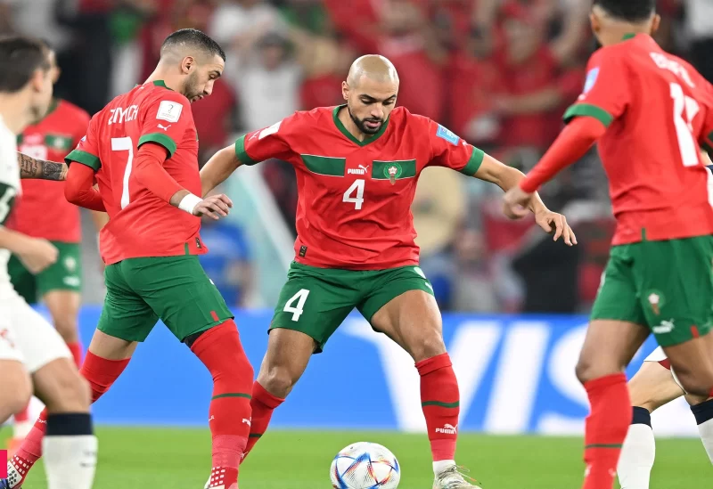 **وصف الصورة: منتخب المغرب يهز جسده في المباراة الافتتاحية لكأس الأمم الأفريقية لكرة القدم.**