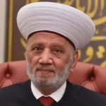 الصورة التي توضح المفتي دريان مع أعضاء مجلس العمدة ولجنة المركز الصحي العام.