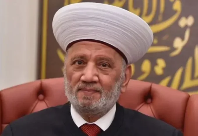 الصورة التي توضح المفتي دريان مع أعضاء مجلس العمدة ولجنة المركز الصحي العام.