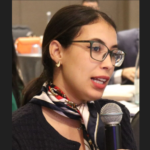 صورة لشخص ينتظر في انتظار الخدمة الإدارية.