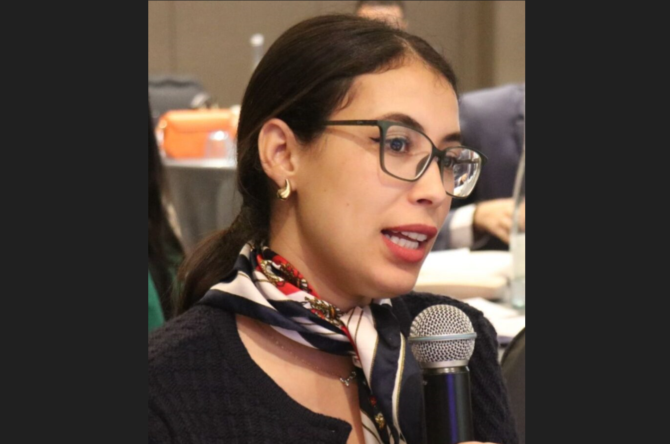 صورة لشخص ينتظر في انتظار الخدمة الإدارية.