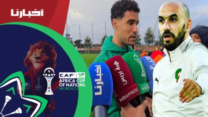 صورة للاعبي المنتخب المغربي يحتفلون مع المدرب وليد الركراكي في كأس إفريقيا