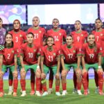 الصورة المرفقة توضح المنتخب النسوي المغربي في مباراة ودية.
