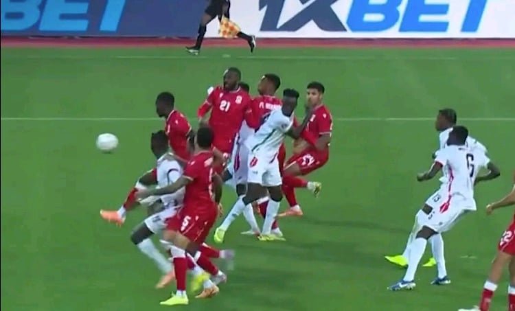 صورة للاعبين في مباراة كرة القدم.