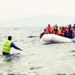 صورة جوية لسواحل شمال المغرب مع قوارب صغيرة أو دورية أمنية، ترمز لمحاولات الهجرة غير النظامية.