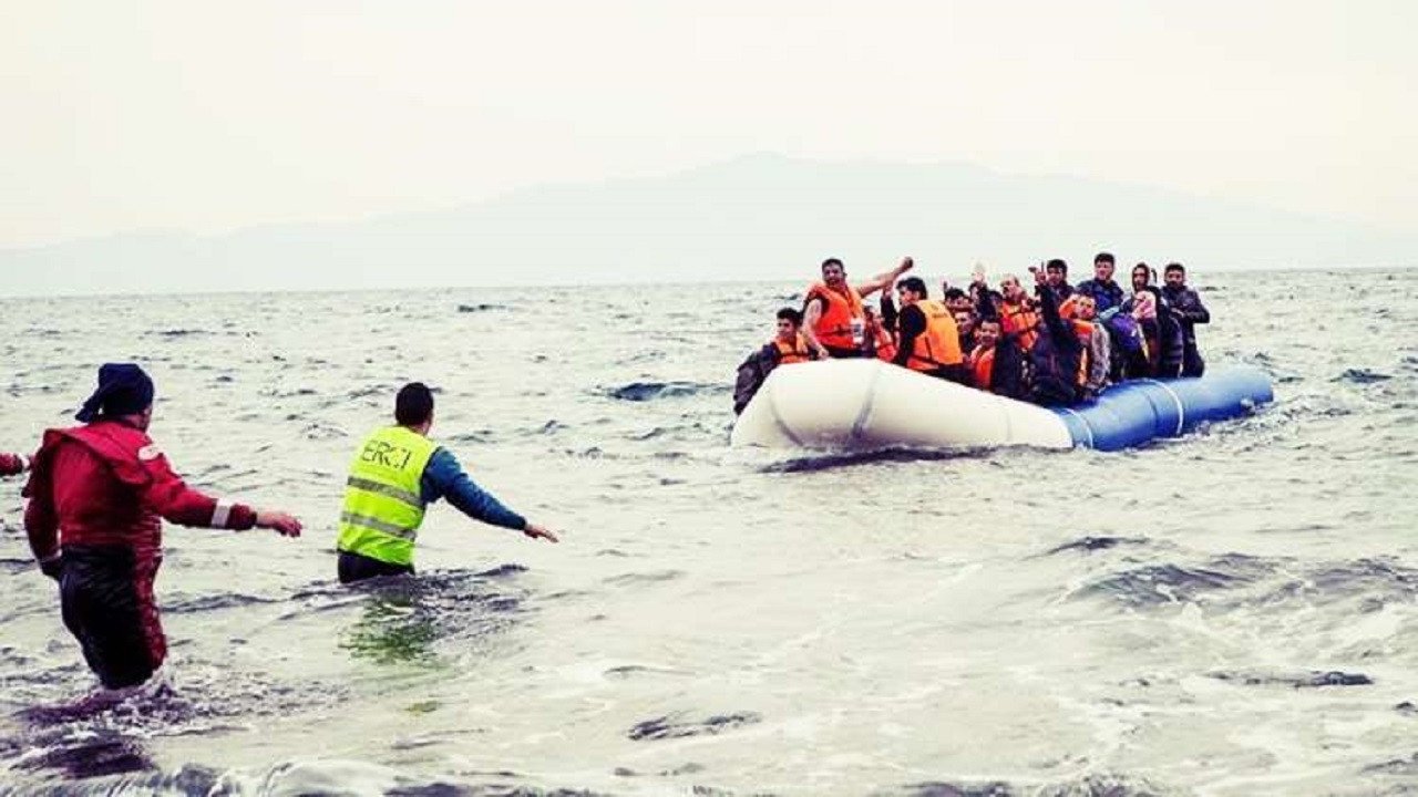 صورة جوية لسواحل شمال المغرب مع قوارب صغيرة أو دورية أمنية، ترمز لمحاولات الهجرة غير النظامية.