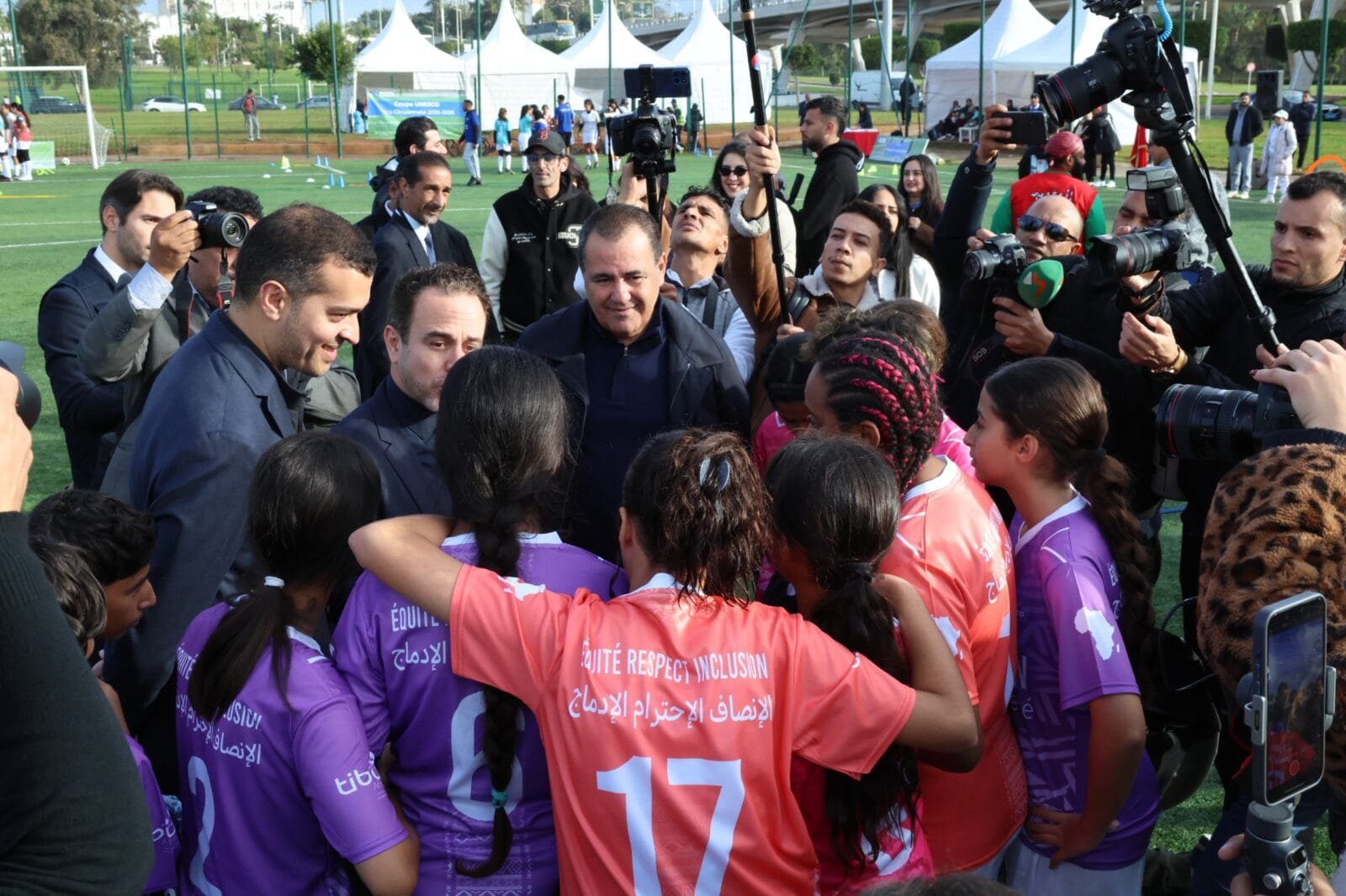 إطلاق مبادرة «اليونسكو – كأس الأمم الإفريقية للمواطنة» بمدينة سلا 3 صورة للافتة التذكارية لمبادرة «اليونسكو – كأس الأمم الإفريقية للمواطنة».