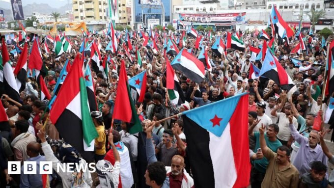 أعلام جنوب اليمن والإمارات ترفرف في عدن، تزامناً مع إعلان الإمارات إنهاء وجودها العسكري في اليمن.