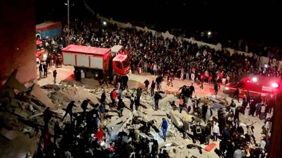 ** صورة لحادثة انهيار بناية في فاس، المغرب.