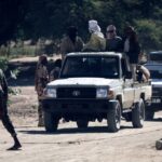 ** صورة بابلو بيكاسو يرسم على لوحة.