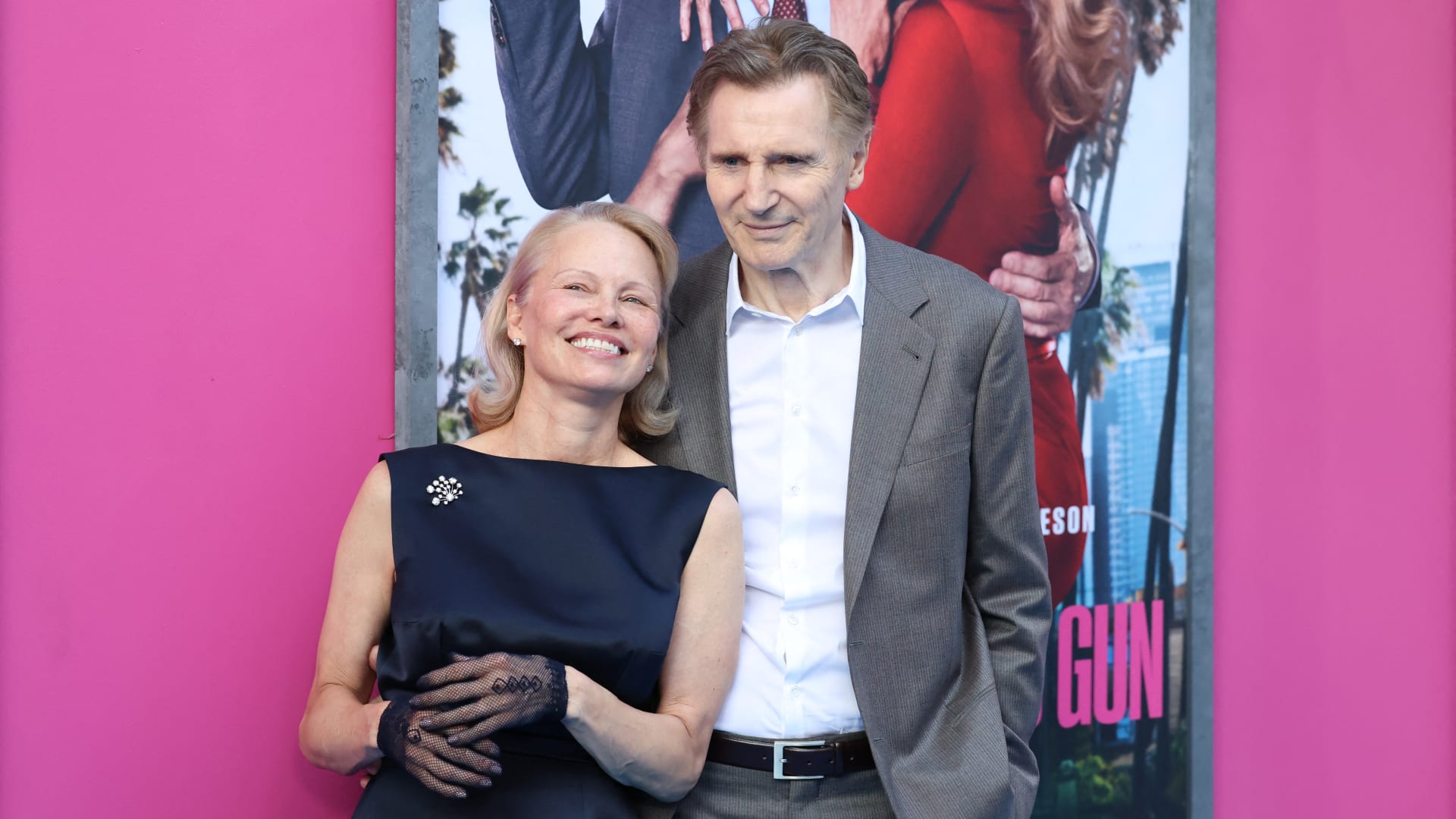 صورة باميلا أندرسون مع ليام نيسون في فيلم "The Naked Gun".