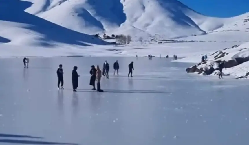 صورة بحيرة أوكايمدن تجمدت مياهها بشكل كامل.