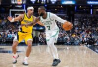 لاعب بوسطن سيلتيكس جايلن براون (7) وهو يراوغ بالكرة بينما يدافع عليه لاعب إنديانا بيسرز أندرو نيمبارد (2) في الشوط الثاني.