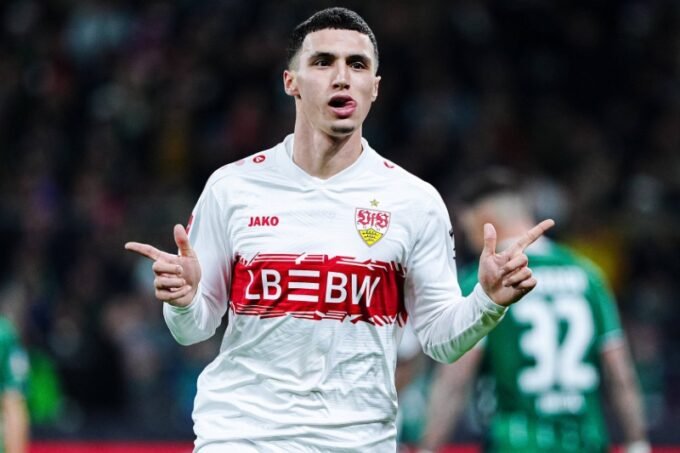 بلال الخنوس يهتف مع زملائه في شتوتغارت بعد هدفهم.