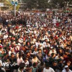 صورة متظاهرون في دكا يطالبون بتقديم المسؤولين عن اغتيال شريف عثمان هادي.