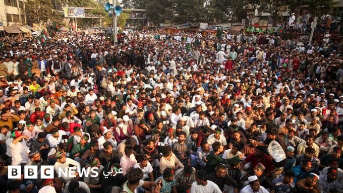 صورة متظاهرون في دكا يطالبون بتقديم المسؤولين عن اغتيال شريف عثمان هادي.