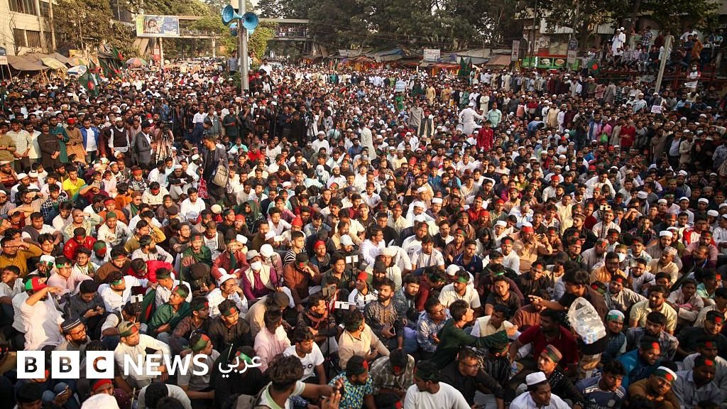 صورة متظاهرون في دكا يطالبون بتقديم المسؤولين عن اغتيال شريف عثمان هادي.