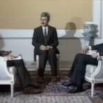 الصورة الرئيسية للمقال هي صورة بيتر أرنيت، الصحفي الحائز على جائزة بوليتزر، التي تظهره في منتصف الصورة مع زملائه في أحد الميادين الحربية.