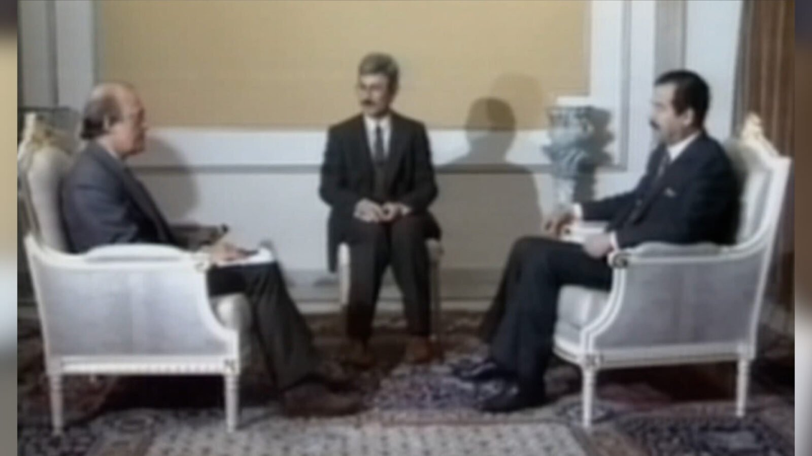 الصورة الرئيسية للمقال هي صورة بيتر أرنيت، الصحفي الحائز على جائزة بوليتزر، التي تظهره في منتصف الصورة مع زملائه في أحد الميادين الحربية.