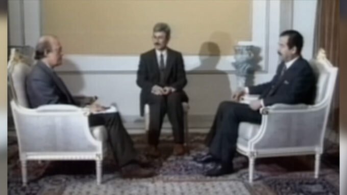 الصورة الرئيسية للمقال هي صورة بيتر أرنيت، الصحفي الحائز على جائزة بوليتزر، التي تظهره في منتصف الصورة مع زملائه في أحد الميادين الحربية.