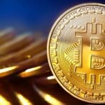 صورة لشاشة حاسوب تظهر سعر بيتكوين.